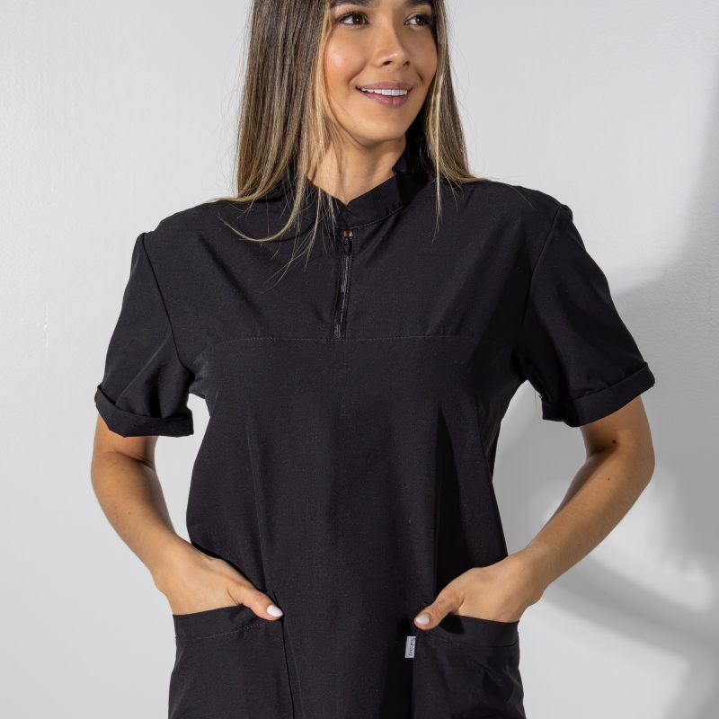 UNIFORME NEGRO CUELLO NERÚ
