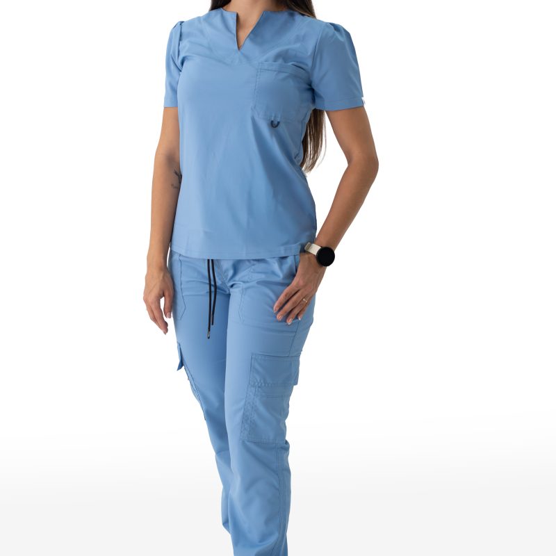 UNIFORME AZUL CLARO CUELLO CON ABERTURA JOGGER